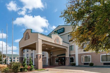 Quality Suites Burleson - Ft. Worth in Burleson, Texas