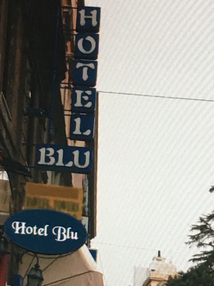 https://media.expedia.com/hotels/1000000/1000000/997800/997778/0c8a5c09_z.jpg