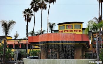 Beach Hotels Near Irvine Lake In Tustin From 139 Night Atrium Hotel At Orange County Airport
