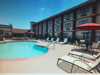 Pet Friendly Hotels In Northeast Oklahoma City From Broadway Inn Suites