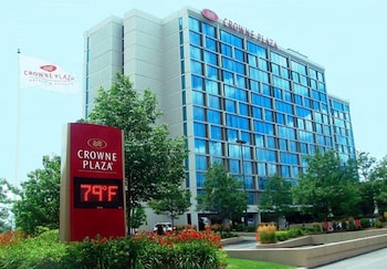 Pet Friendly Hotels Near Rivers In Des Plaines From 98 Night Crowne Plaza Hotel Chicago O Hare