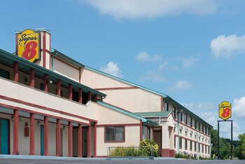 Super 8 by Wyndham Hancock MD in Hancock, Maryland