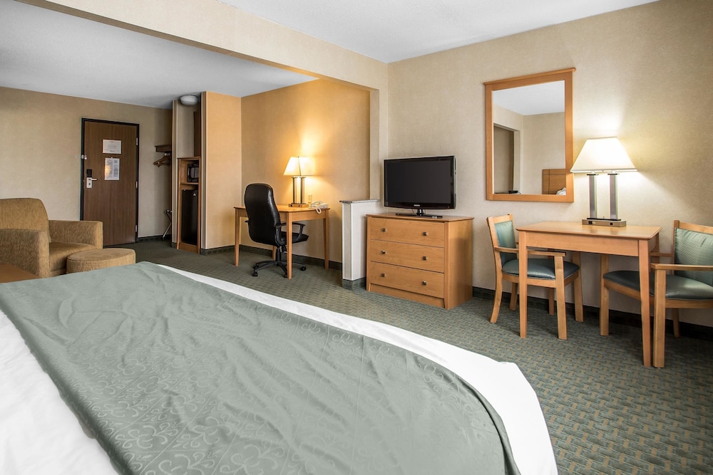 Quality Inn Dubuque Hotel Details Page Makemytrip Com
