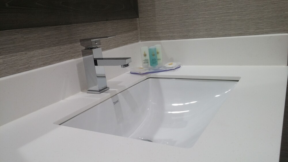 Comfort Inn Barrie Simcoe 2 8 Price Address Reviews