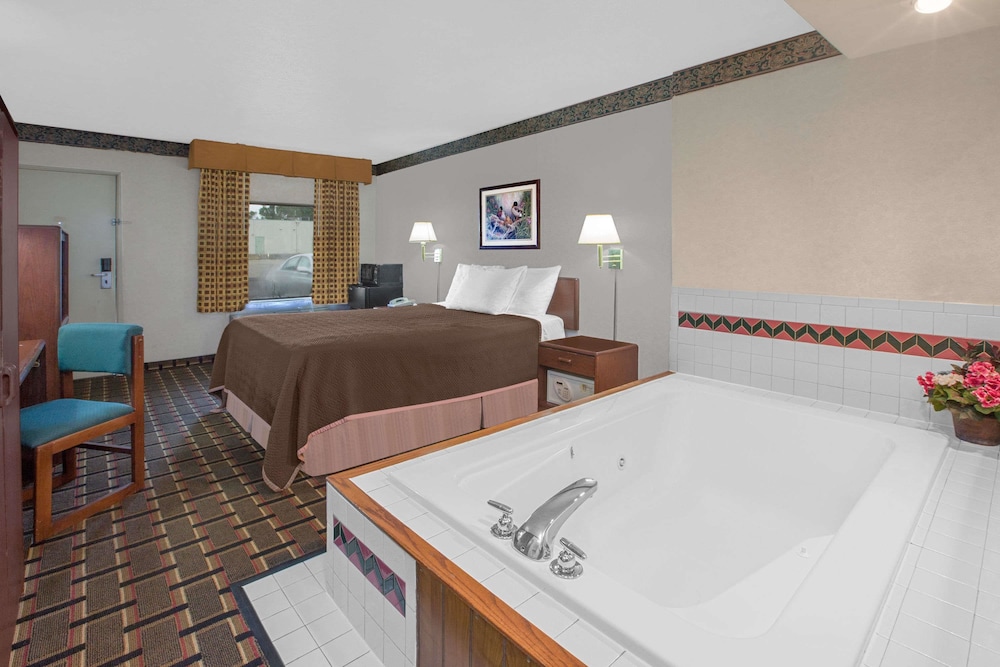 Quality Inn Grand Rapids Near Dowtown Kent Michigan 2 4