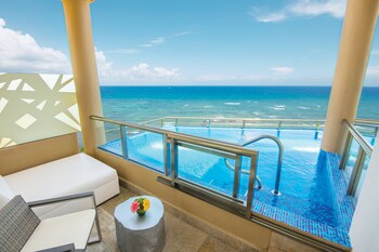 Oceanfront Swim Up Jacuzzi Suite