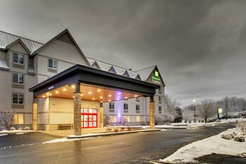 Holiday Inn Express & Suites Lincoln East - White Mountains in Lincoln, New Hampshire