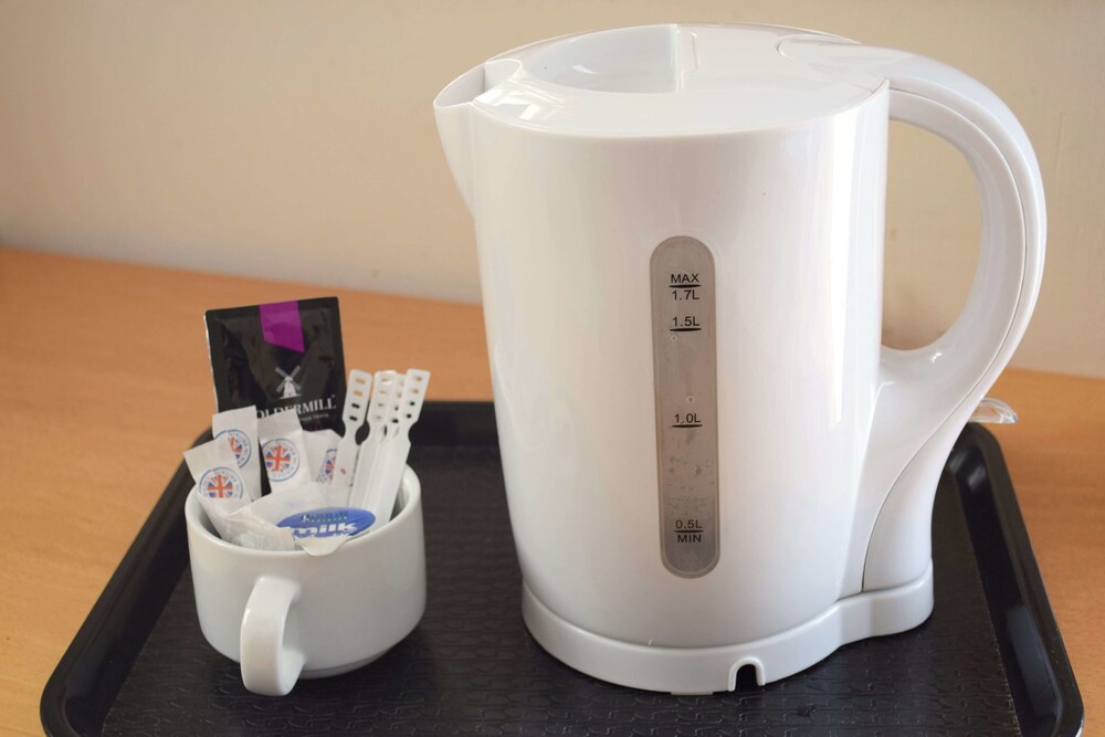 Pembridge Palace Hotel, London ( ̶6̶4̶ Electric kettle in Paddington, London