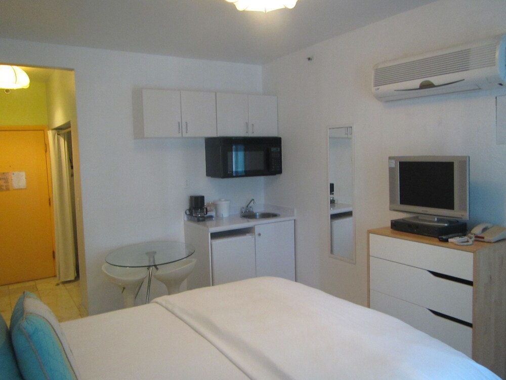 Royal South Beach Hotel Miami Fl 763 Pennsylvania 33168 Room 10 Of 38 Hotel Interior