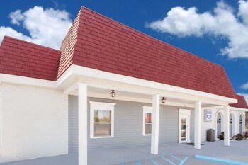 Knights Inn Bishop Airport in Flint, Michigan