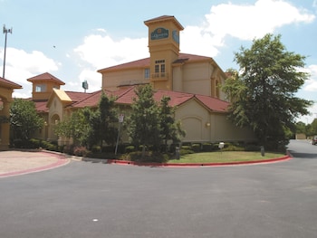 Pet Friendly Hotels Near Lloyd Le Center In Oklahoma City From La Quinta Inn Suites Oklahoma City Norman