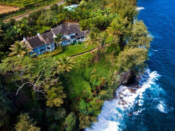 The Palms Cliff House Inn in Honomu, Hawaii