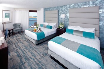 Room, 2 Queen Beds, Pool View