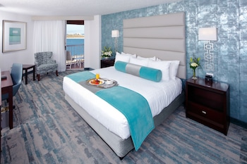 Club Room, 1 King Bed, Pool View (Club Level)