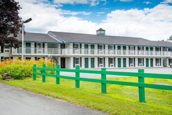 Colonnade Inn in Lyndonville, Vermont