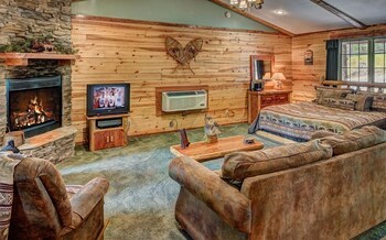 Lake Forest Luxury Log Cabins in Eureka Springs, Arkansas