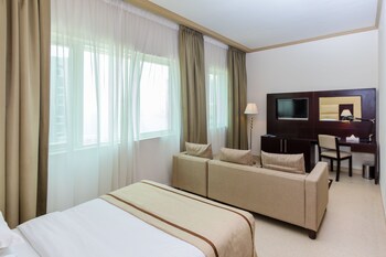 Executive Queen Studio