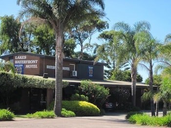 Lakes Waterfront Motel & Holiday Cottages Lakes Waterfront Motel & Holiday Cottages