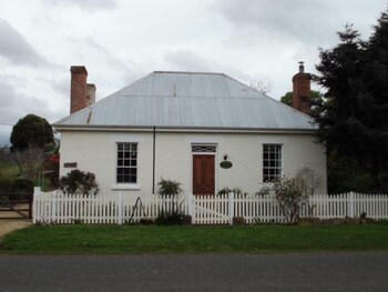 Cottage On Gunning Cottage On Gunning