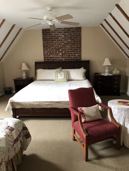 Black Swan Inn in Tilton, New Hampshire