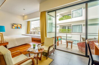 Pokój Deluxe, Łóżko king, balkon, widok na basen (Free One Way Airport Pick Up)