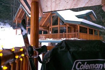 Snow Creek Cabins by Fernie Lodging Co. Snow Creek Cabins by Fernie Lodging Co.