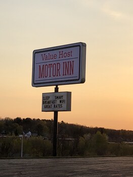 Value Host Motor Inn in Marquette, Michigan
