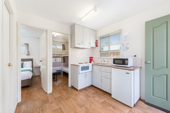 2 Bedroom Luxury Cabin (1 Queen, 1 Dbl and 1 Fold Down Bunk)