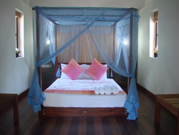 Junior Suite, Bathtub, Poolside