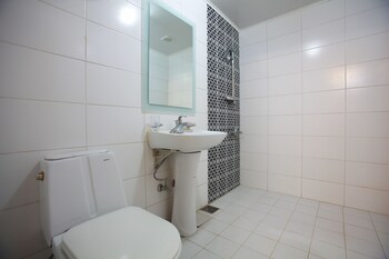Room (20 PY type: room randomly assigned at check-in)