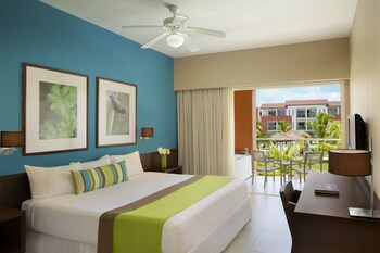Deluxe Garden View King bed (Resort Access to Now Larimar)