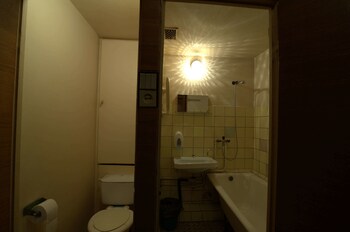 Pokój dla 2 osób o podstawowym wyposażeniu, wspólna łazienka