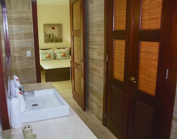 1 Bedroom Suite (max 2 guests)
