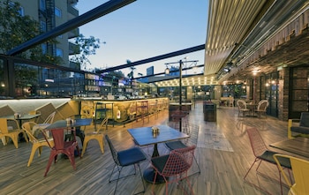 Voswos Garage Coffee & Hotel Voswos Garage Coffee & Hotel