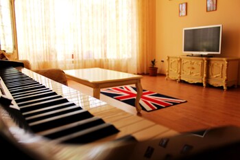 Sherlock Homes Art Hostel