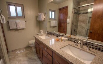 Very Comfortable 4 Tahoe Retreat 4 Br home by RedAwning in Zephyr Cove, Nevada