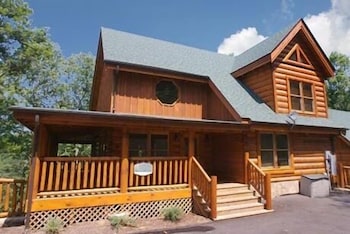 Wine Down 4 Br cabin by RedAwning Wine Down 4 Br cabin by RedAwning