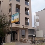 馬爾馬裡斯阿多尼斯飯店
