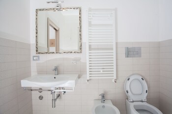 Pokój dwuosobowy z 1 lub 2 łóżkami typu Comfort, prywatna łazienka, widok na ogród