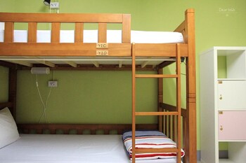 Wspólny pokój wieloosobowy, tylko dla kobiet, wspólna łazienka (1 Bed in 4 people female dorm)