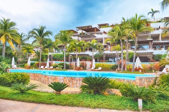 Los Veneros Beachfront Residences Los Veneros Beachfront Residences