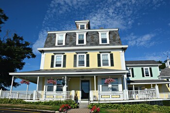 Harbor House Inn Harbor House Inn