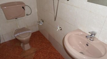 Pokój dla 2 osób o podstawowym wyposażeniu, prywatna łazienka