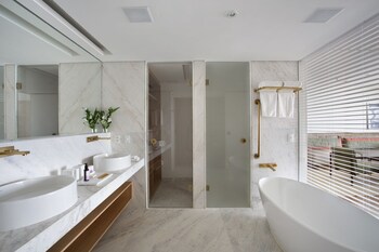 Deluxe King Bed Room Courtyard