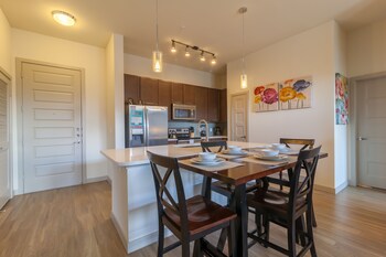 St. Mary's St. Apartment by Stay Alfred in San Antonio, Texas