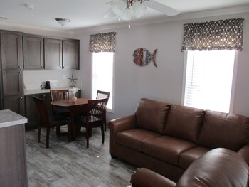 Horseshoe Cove RV Resort in Bradenton, Florida