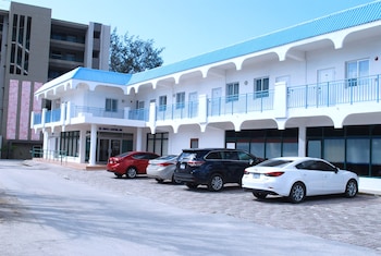 Surfrider Resort Hotel