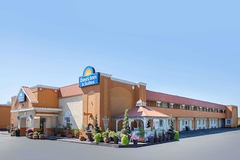 Days Inn & Suites by Wyndham Terre Haute Days Inn & Suites by Wyndham Terre Haute
