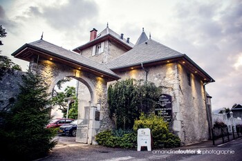 tarifs reservation hotels Chateau des Comtes de Challes