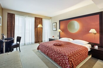 Deluxe Single or Double Room - free shuttle to the city centre upon schedule